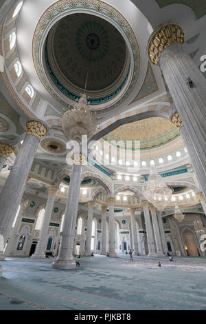 Astana, Kasachstan, 3. August 2018: Innenansicht des neuen Hazrat Sultan Moschee in Astana Stockfoto