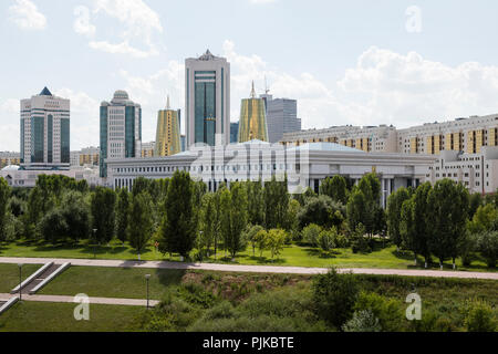 Astana, Kasachstan, 3. August 2018: die Skyline der Innenstadt von Astana mit Yesil Fluss im Sommer Stockfoto