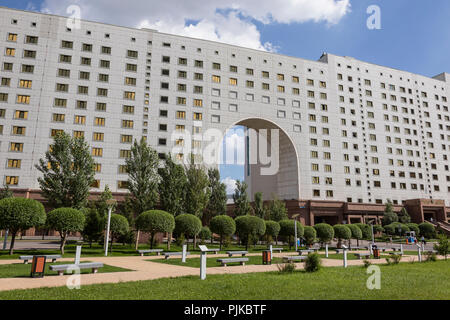 Astana, Kasachstan, 3. August 2018: Business Viertel mit modernen Haus der Ministerien im Zentrum von Astana, Kasachstan Stockfoto