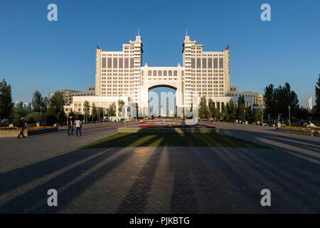 Astana, Kasachstan, 3. August 2018: Komplex der Gebäude auf der National Corporation KazMunaiGas bei Sonnenuntergang am Nurzhol Bulvar Stockfoto