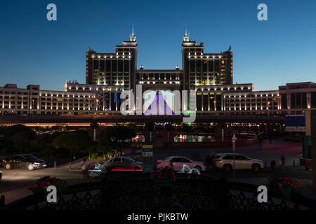 Astana, Kasachstan, 3. August 2018: Komplex der Gebäude auf der National Corporation KazMunaiGas während der Nacht an Nurzhol Bulvar Stockfoto