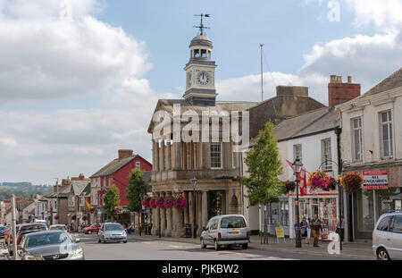 Chard, Somerset, England, UK. Die Guildhall Gebäude aus dem Jahre 1837 und ist ein Grad zwei denkmalgeschützte Gebäude auf Fore Street. Stockfoto