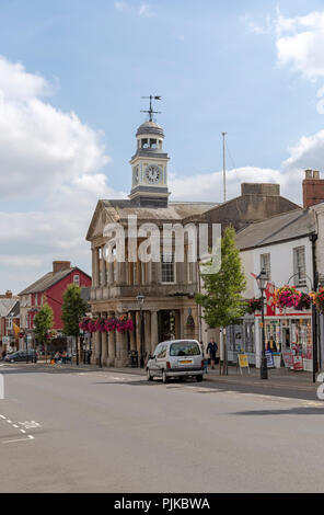 Chard, Somerset, England, UK. Die Guildhall Gebäude aus dem Jahre 1837 und ist ein Grad zwei denkmalgeschützte Gebäude auf Fore Street. Stockfoto