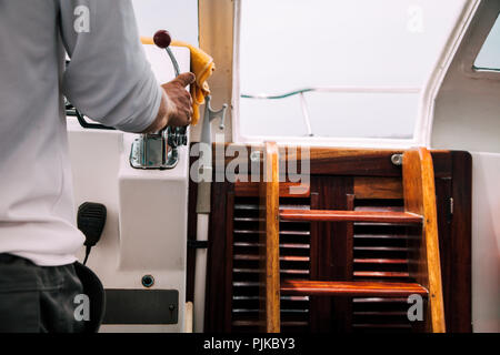 Geschlossen schoss der Hände von einem jungen Mann, der ein Boot mit einem Holz- gerade auf der rechten Seite Stockfoto