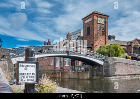 Gusseiserne Brücke über einen Kanal im Zentrum von Birmingham. Stockfoto