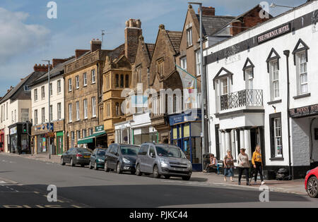 Chard, Somerset, England, UK. Die kommerziellen Gebäuden und Phoenix Hotel auf Fore Street. Stockfoto