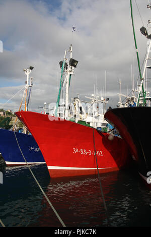 MSC-zertifizierte Weißer Thunfisch Troll und Pol&line Fischereiflotte in Getaria Hafen (Baskenland) Stockfoto