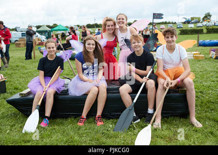 Gruppenfoto der Kinder in Märchen cotumes gekleidet saßen auf ihren hausgemachten Floß im Tiefland Spiele in Thorney Somerset England Stockfoto