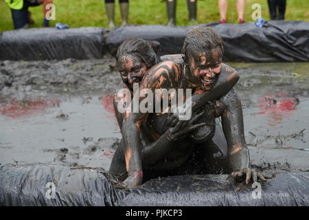 Zwei Frauen mud Wrestling mit im Tiefland Spiele, Thorney, Somerset, England Stockfoto