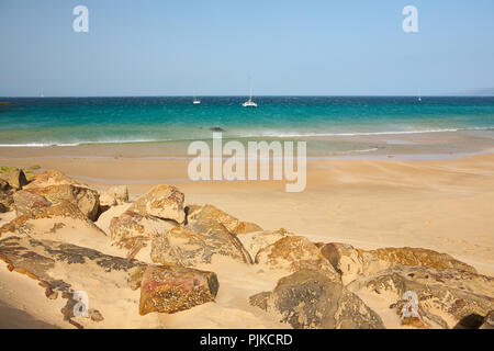 Leeren goldenen Strand und Felsen in Tarifa, Andalusien, Spanien in der Nähe von Tanger in Marokko Stockfoto