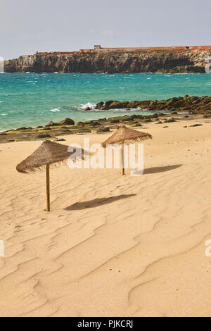 Stroh Sonnenschirme an einem sonnigen Strand in Tarifa, Andalusien, Spanien in der Nähe von Tanger in Marokko Stockfoto