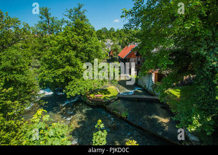 Panoramablick auf den schönen Wasserfällen auf slunjcica Fluss im Dorf Rastoke in der Nähe von Slunj in Kroatien Stockfoto