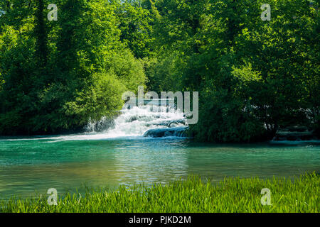 Panoramablick auf den schönen Wasserfällen auf slunjcica Fluss im Dorf Rastoke in der Nähe von Slunj in Kroatien Stockfoto