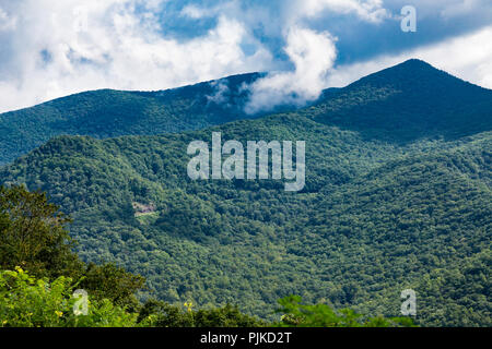 Engen, gewundenen Straße Schnitt durch Blue Ridge Mountains Stockfoto
