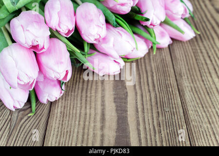 Blumenstrauß aus Tulpen Blumen auf dem Hintergrund der alten hölzernen Brettern Stockfoto