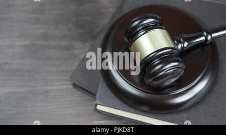 Holz Hammer und auf dem alten Buch auf einem dunklen Hintergrund, Ansicht von oben Stockfoto