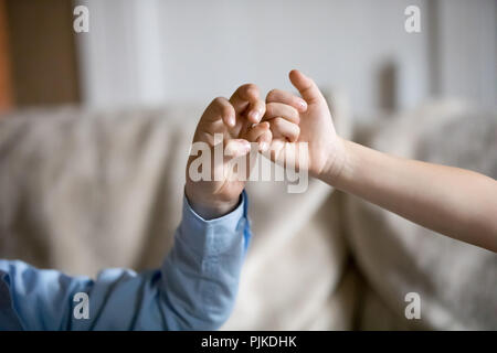 In der Nähe von Kinder Hände machen pinky Promise Stockfoto