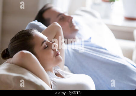 In der Nähe von ruhigen Paar entspannend auf der gemütlichen Couch Stockfoto