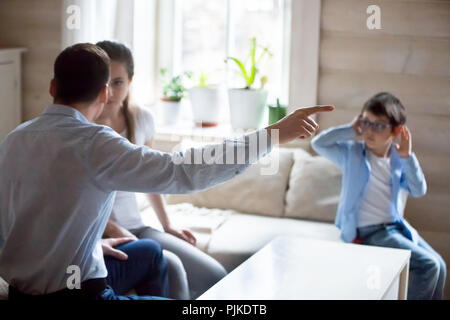 Eltern in Kampf mit Anwesenheit von Kind Stockfoto