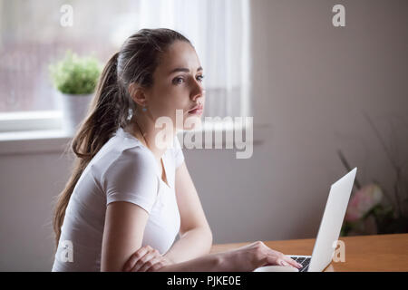 Freundin warten auf Nachricht vom geliebten auf Laptop umgekippt Stockfoto