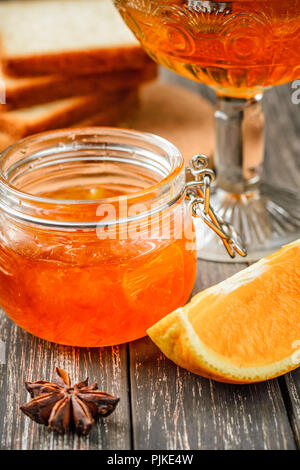 Hausgemachte orange Marmelade im Glas auf dem Tisch, in der Nähe Stockfoto