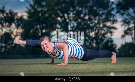 Frau, 25 Jahre, Akrobatik fitness training Stockfoto