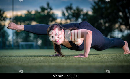 Frau, 25 Jahre, Akrobatik fitness training Stockfoto