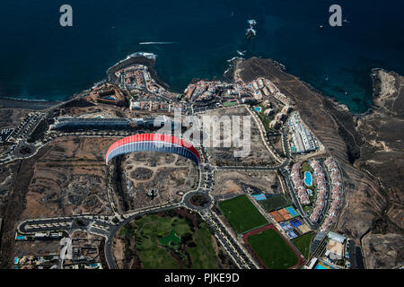 Gleitschirm über den Atlantischen Ozean, an der Westküste von Teneriffa bei La Caleta, vulkanische Insel, Luftbild, Kanarische Inseln, Spanien Stockfoto