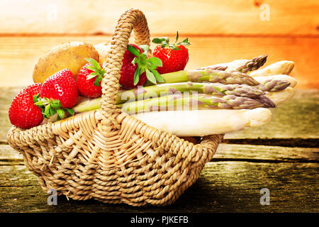 Obst und Gemüse im Korb Stockfoto