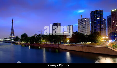 Pariser Stadtbild, mit Blick auf den Eiffelturm und skyscapers am frühen Morgen, Frankreich Stockfoto