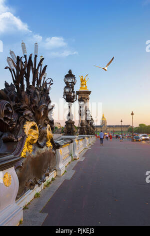 Blick auf Les Invalides von Brücke Alexandre III in Paris bei Sonnenuntergang, Frankreich Stockfoto
