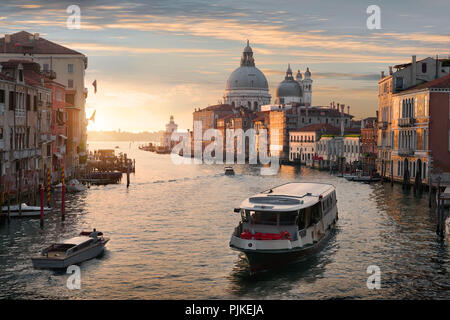 Schöne ruhige Sonnenuntergang über Canal Grande in Venedig, Italien Stockfoto