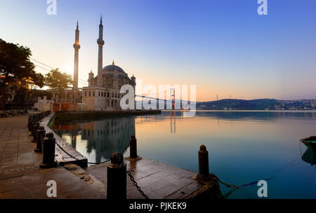 Ortaköy Moschee und den Bosporus in Istanbul am frühen Morgen, Türkei Stockfoto