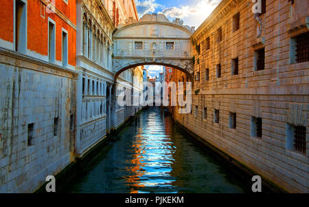 Seufzerbrücke in Venedig bei Sonnenaufgang, Italien Stockfoto