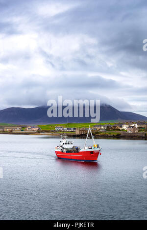 Ein Schiff in den Hafen von Stromness, Orkney Inseln Stockfoto