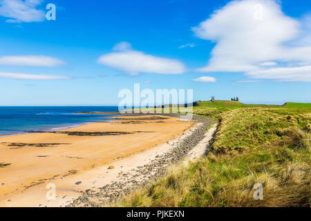 Der Strand von Dunstanburg Schloss in Northumberland, England Stockfoto