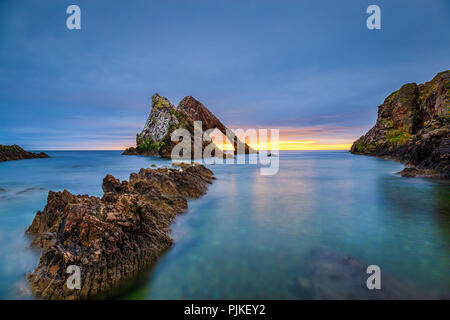 Sonnenaufgang am Bug Geige Rock in der Nähe von portknockie Stockfoto