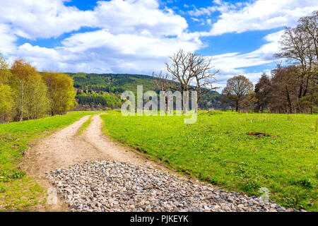 Sandweg entlang des Flusses Spey in der Nähe des Dorfes Rothes Stockfoto