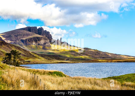 Der alte Mann von Storr vom Loch Leathan gesehen Stockfoto