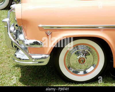 Details der amerikanischen 50er-Autos während einer Ausstellung in Medellin Kolumbien Ford-V8-Vorderrad Stockfoto