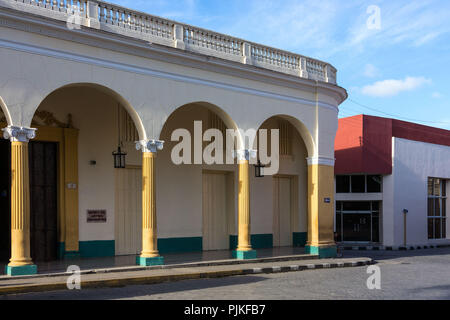 Kuba, Santa Clara, Parque Leoncio Vidal, Gebäude, kolonialen Stil Stockfoto