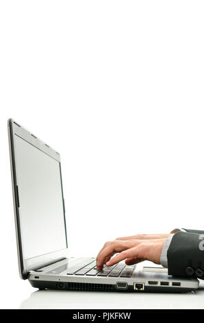 Nahaufnahme der Geschäftsmann Hände schreiben auf Laptop. Stockfoto