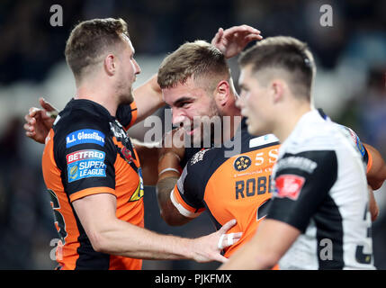 Castleford Tiger' Mike McMeeken (Mitte) feiert scoring Versuchen mit Teamkollegen während des Super 8 Gleiches an der KCOM Stadion, Hull. Stockfoto