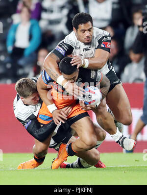 Castleford Tiger' Peter Mata'utia ist während des Super 8 Gleiches an der KCOM Stadion, Hull in Angriff genommen. Stockfoto