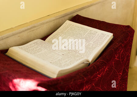 Antike Altes Testament Buch liegt auf dem Altar. Stockfoto