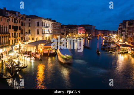 Venedig, Canal Grande, Blick von der Rialto Brücke entfernt, blaue Stunde Stockfoto
