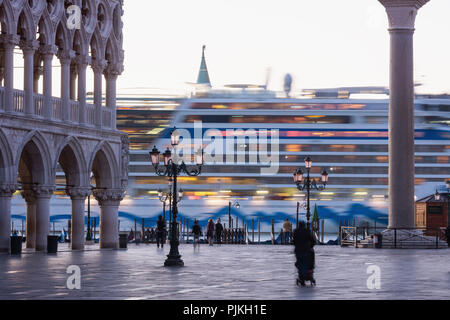 Venedig, Piazzetta San Marco, Dogenpalast, Kreuzfahrtschiff, Langzeitbelichtung Stockfoto