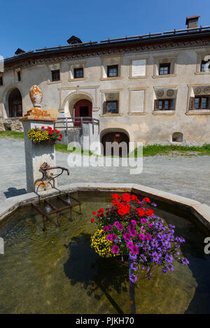 Stadtbild mit Brunnen und typisches Haus, Guarda, Gemeinde Scuol, Unterengadin, Graubünden, Schweiz Stockfoto