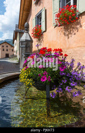 Stadtbild mit Springbrunnen, Guarda, Scuol, Unterengadin, Graubünden, Schweiz Stockfoto