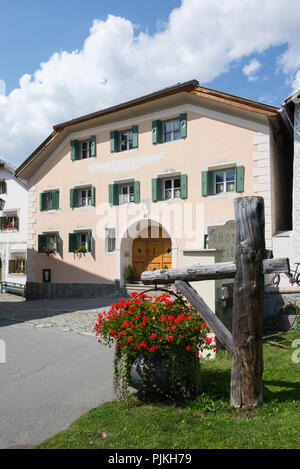 Stadtbild mit typischen Häusern, Guarda, Scuol, Unterengadin, Graubünden, Schweiz Stockfoto